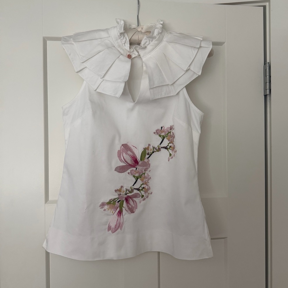Ted Baker London White Floral Embroidered Ruffle Blouse Small (1)